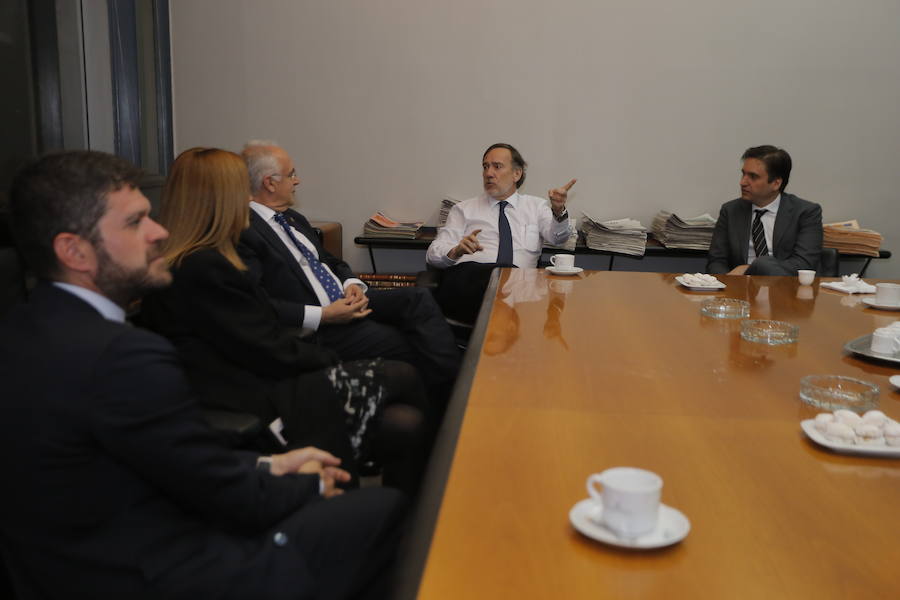 Iñaki Arechabaleta, director general de Negocio de Vocento, Benjamín Lana, director de medios regionales de Vocento, Javier Doval, director general de Nueva Rioja, Javier Galiana, director de Futuro en Español, el presidente de La Rioja, José Ignacio Ceniceros y la consejera de Presidencia, Begoña Martínez, visitaron las instalaciones del diario.