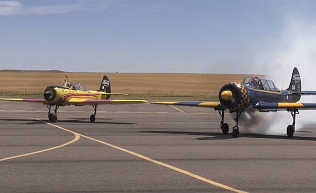 Imagen principal - Acrobacias solidarias en el cielo