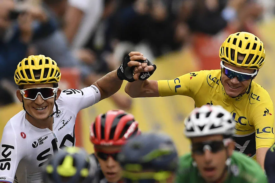 Chris Froome agradece con este gesto al polaco Michal Kwiatkowski la ayuda prestada para la conquista de su cuarto Tour de Francia. 