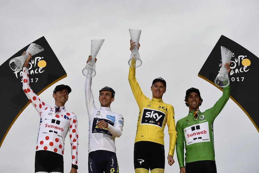Warren Barguil, ganador de la competitividad; Simon Yates con el jersey blanco que le acredita como mejor joven; Chris Froome, con el amarillo de su cuarto Tour; y el australiano Michael Matthews, maillot verde de la regularidad. 