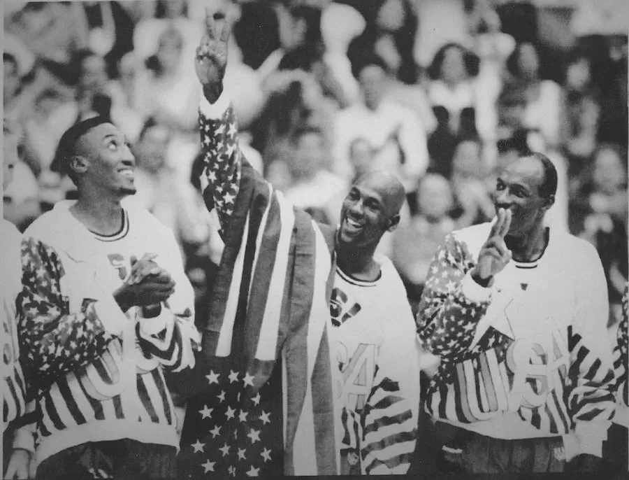 El 'Dream Team' maravilló al mundo y se colgó el oro. En la imagen se puede ver a tres de sus integrantes: Scottie Pippen, Michael Jordan y Clyde Drexler. 