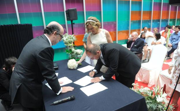 Celebración de una boda ante notario.