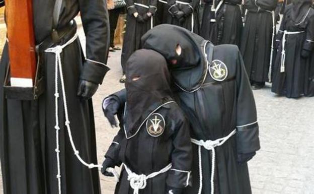 Dos jóvenes papones durante la Semana Santa de León.