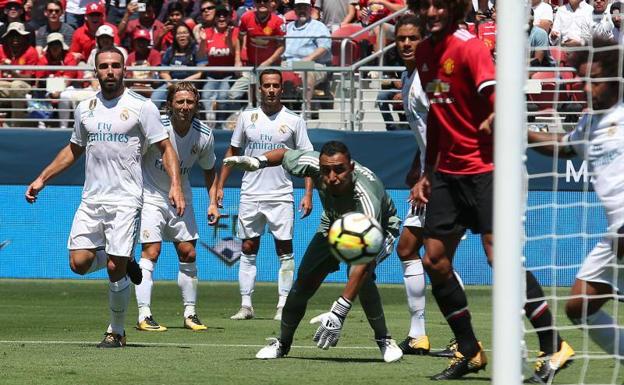 Imagen principal - Keylor intenta atrapar un balón. 