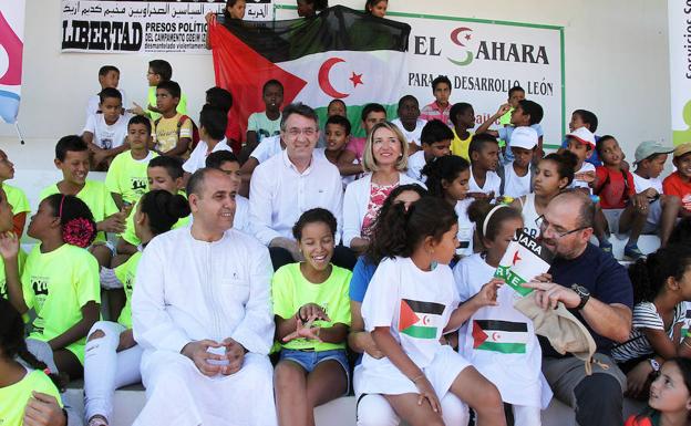 Majo y Alicia García, con los niños saharauis.