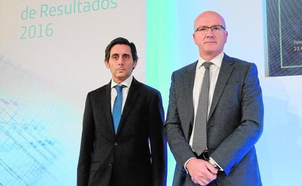 Ángel Vilá (d) junto al presidente de Telefónica, José María Álvarez-Pallete.