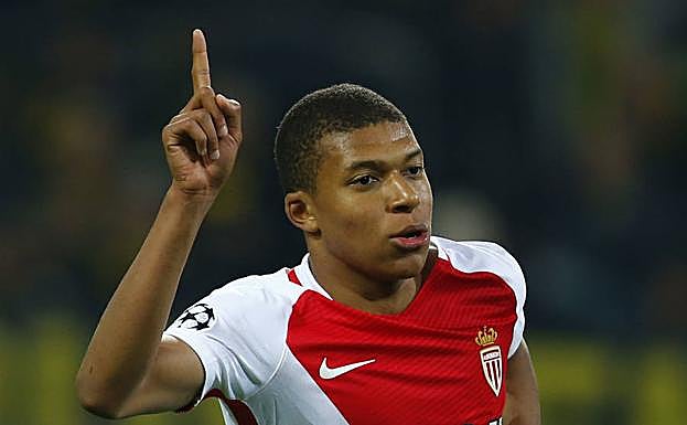 Mbappé celebra un gol con el Mónaco. 