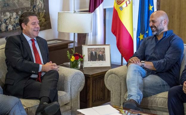 El presidente de Castilla-La Mancha, Emiliano García-Page (i), durante una reunión con el secretario general de Podemos en la región, José García Molina.