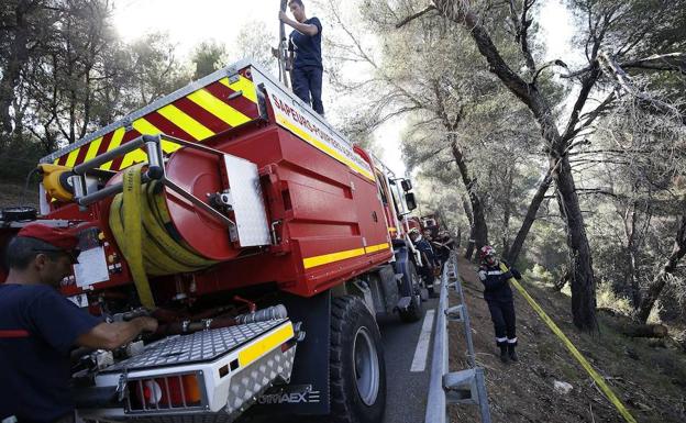 Bomberos trabajan en la extinción de un incendio al sur de Francia. 