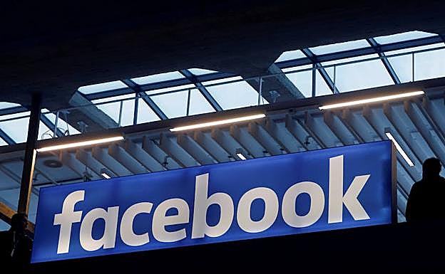 Logosímbolo de Facebook en París. 