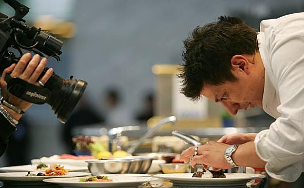 El chef estadounidense Josh DeChellis cocina en una de las ediciones del certamen gastronómico Madrid Fusión.