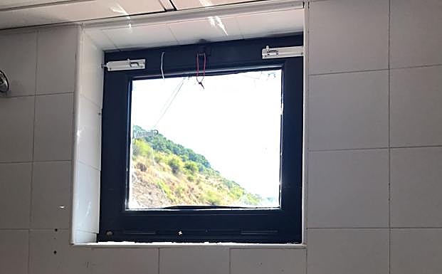 Imagen principal - Imágenes del interior del bar de Santa Lucía.