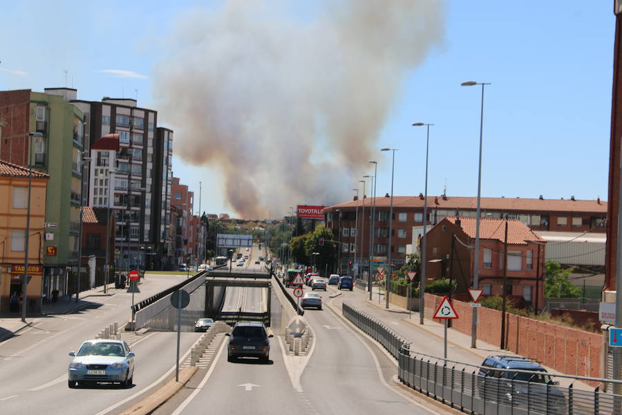 Oteruelo también se ha visto en vuelto en llamas. El incendio que se originó en la tarde de este jueves en el polígono industrial de Trobajo del Camino y en cuya extinción trabajan numerosos medios aéreos y terrestres, ha alcanzado la pedanía de la capital leonesa y se ha aproximado peligrosamente a las viviendas