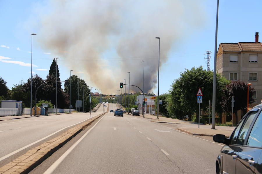 Oteruelo también se ha visto en vuelto en llamas. El incendio que se originó en la tarde de este jueves en el polígono industrial de Trobajo del Camino y en cuya extinción trabajan numerosos medios aéreos y terrestres, ha alcanzado la pedanía de la capital leonesa y se ha aproximado peligrosamente a las viviendas