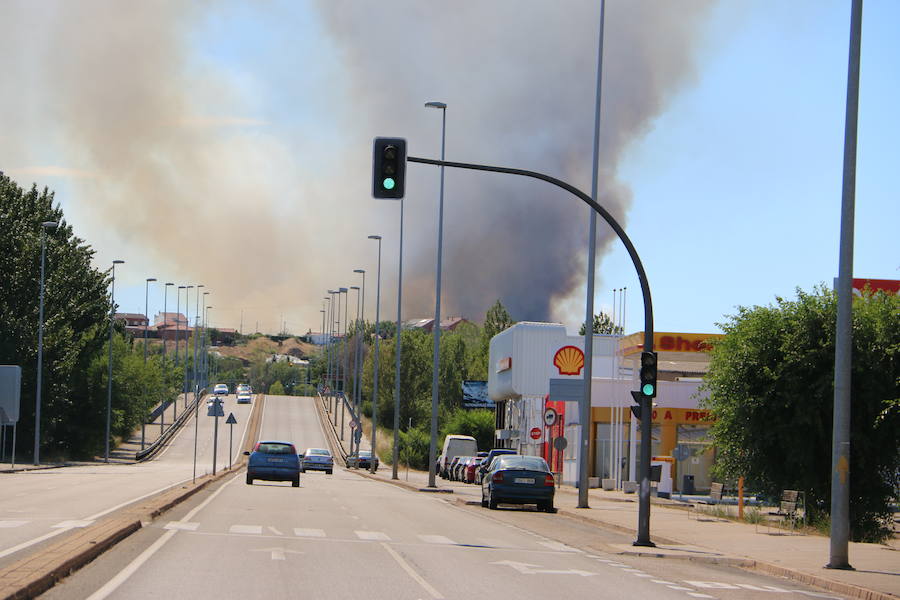 Oteruelo también se ha visto en vuelto en llamas. El incendio que se originó en la tarde de este jueves en el polígono industrial de Trobajo del Camino y en cuya extinción trabajan numerosos medios aéreos y terrestres, ha alcanzado la pedanía de la capital leonesa y se ha aproximado peligrosamente a las viviendas