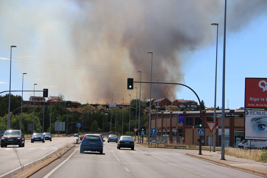 Oteruelo también se ha visto en vuelto en llamas. El incendio que se originó en la tarde de este jueves en el polígono industrial de Trobajo del Camino y en cuya extinción trabajan numerosos medios aéreos y terrestres, ha alcanzado la pedanía de la capital leonesa y se ha aproximado peligrosamente a las viviendas