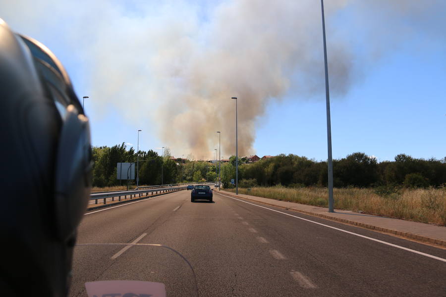 Oteruelo también se ha visto en vuelto en llamas. El incendio que se originó en la tarde de este jueves en el polígono industrial de Trobajo del Camino y en cuya extinción trabajan numerosos medios aéreos y terrestres, ha alcanzado la pedanía de la capital leonesa y se ha aproximado peligrosamente a las viviendas