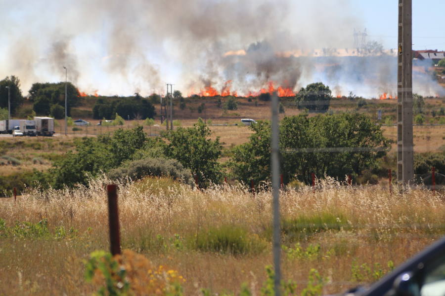 Oteruelo también se ha visto en vuelto en llamas. El incendio que se originó en la tarde de este jueves en el polígono industrial de Trobajo del Camino y en cuya extinción trabajan numerosos medios aéreos y terrestres, ha alcanzado la pedanía de la capital leonesa y se ha aproximado peligrosamente a las viviendas