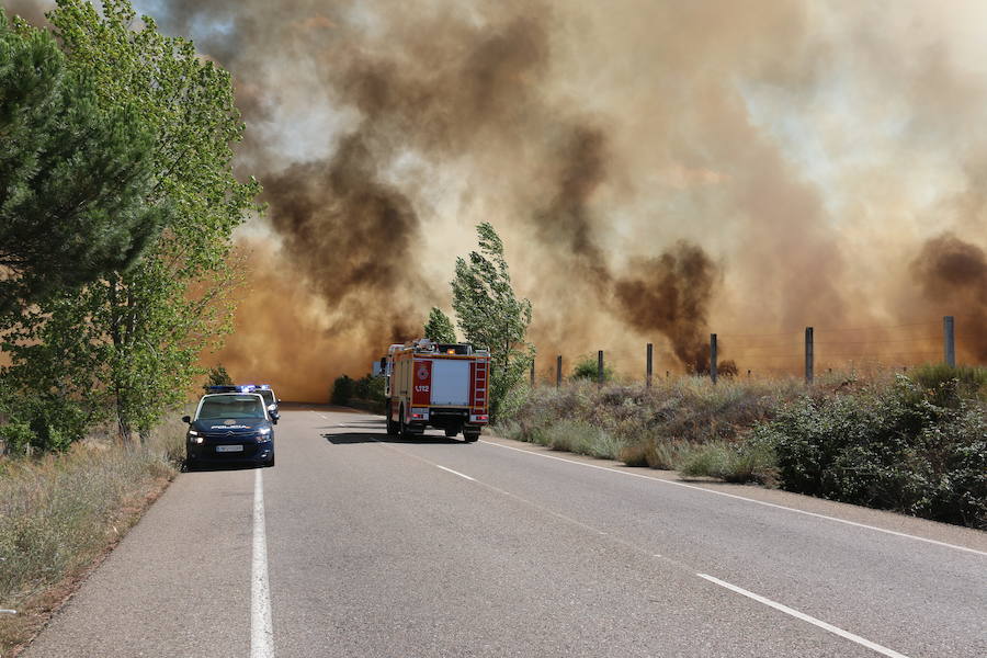 Oteruelo también se ha visto en vuelto en llamas. El incendio que se originó en la tarde de este jueves en el polígono industrial de Trobajo del Camino y en cuya extinción trabajan numerosos medios aéreos y terrestres, ha alcanzado la pedanía de la capital leonesa y se ha aproximado peligrosamente a las viviendas