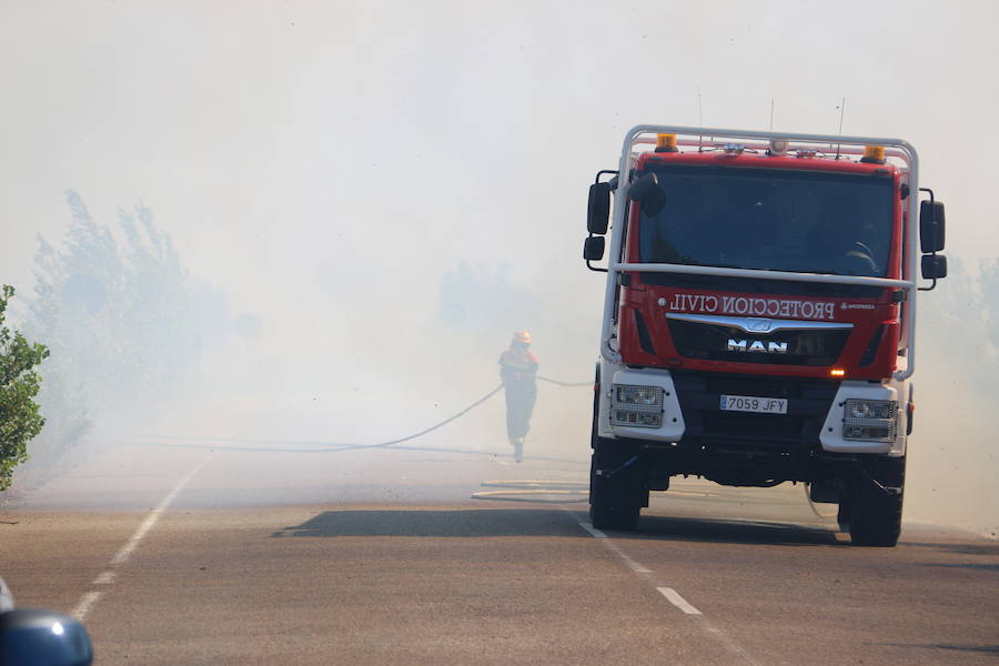 Oteruelo también se ha visto en vuelto en llamas. El incendio que se originó en la tarde de este jueves en el polígono industrial de Trobajo del Camino y en cuya extinción trabajan numerosos medios aéreos y terrestres, ha alcanzado la pedanía de la capital leonesa y se ha aproximado peligrosamente a las viviendas