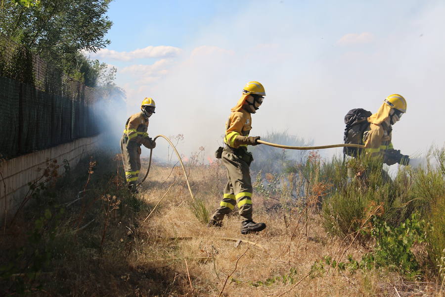 Oteruelo también se ha visto en vuelto en llamas. El incendio que se originó en la tarde de este jueves en el polígono industrial de Trobajo del Camino y en cuya extinción trabajan numerosos medios aéreos y terrestres, ha alcanzado la pedanía de la capital leonesa y se ha aproximado peligrosamente a las viviendas