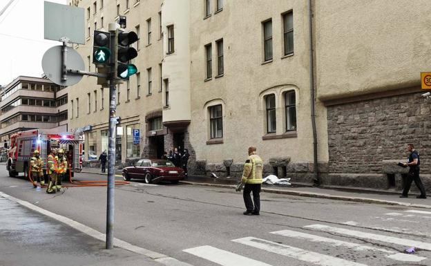 Policías y bomberos trabajan en el lugar del atropello en Helsinki. 