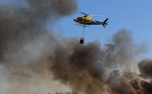 Un helicóptero de la Junta interviniendo este jueves en el incendio de La Virgen.