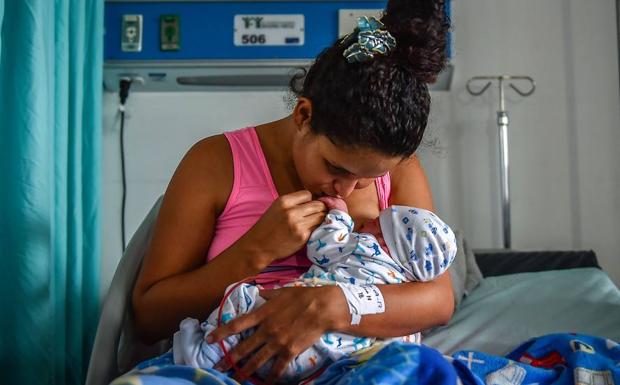 Marbella Niño sostiene a su bebé. 