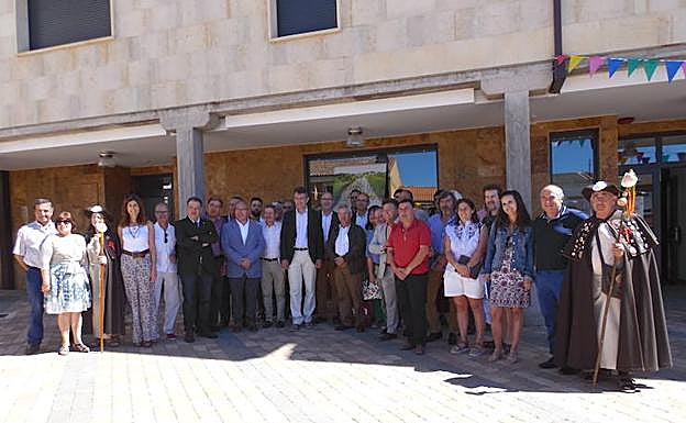 Imagen. El presidente de la Diputación con los alcaldes de los municipios por los que pasa el Camino. 