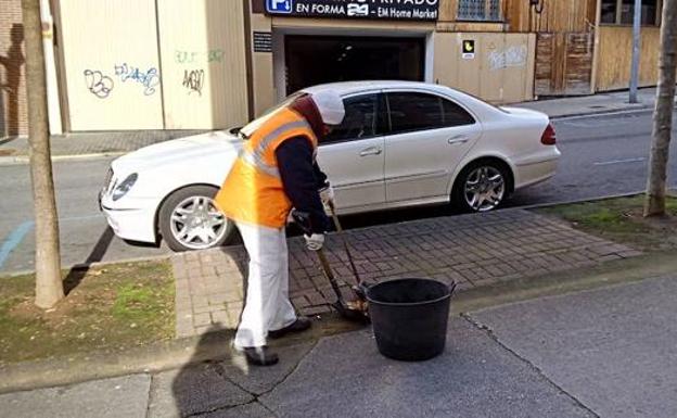 Imagen de un operario de limpieza en Ponferrada.