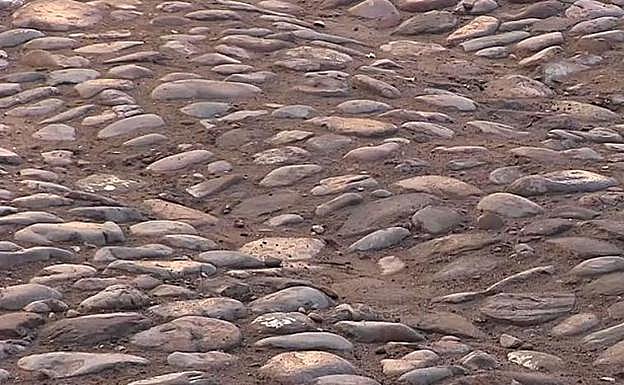 Estado actual del empedrado en la plaza.