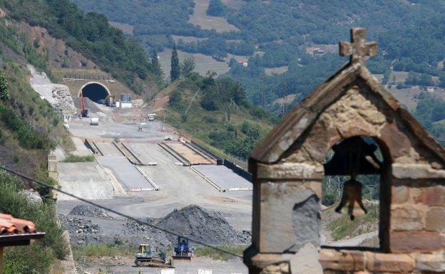 Obras de culminación de la plataforma de la variante, cerca de Campomanes.