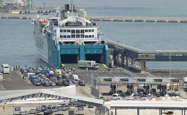 Emigrantes norteafricanos suben en sus coches al ferry que les trasladará desde Algeciras a Ceuta y Tánger. 