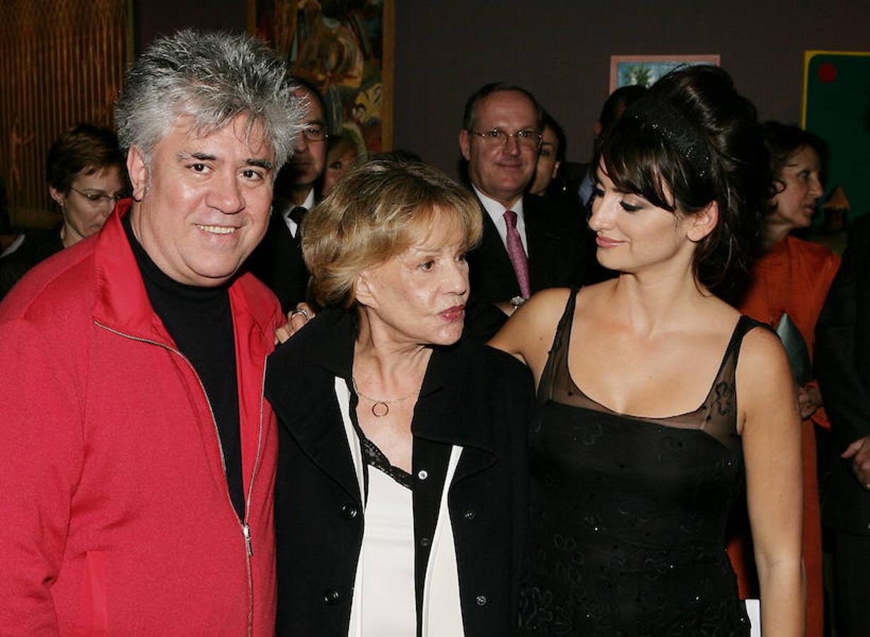 Pedro Almodóvar (i) junto a las actrices francesa Jeanne Moreau (c) y Penélope Cruz en 2006.