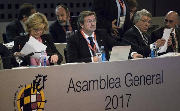 Juan Luis Larrea (c), nuevo presidente de la Real Federación Española de Fútbol (RFEF). 