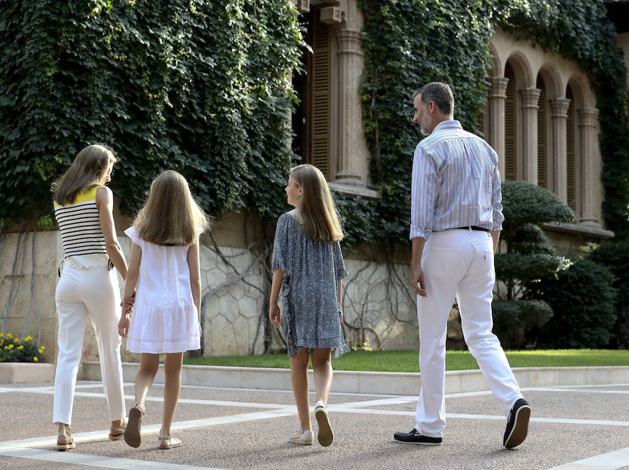 La Familia Real, formada por los Reyes Felipe y Letizia, la princesa Leonor y la infanta Sofía, han posado esta tarde antes los periodistas en el Palacio de Marivent, donde estos días están pasando sus tradicionales vacaciones de verano.