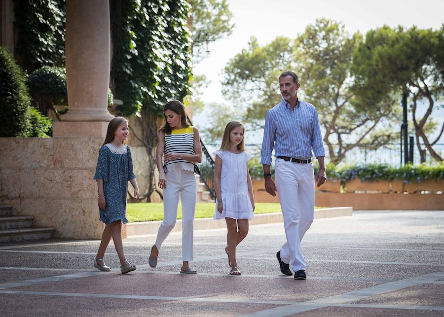 La Familia Real, formada por los Reyes Felipe y Letizia, la princesa Leonor y la infanta Sofía, han posado esta tarde antes los periodistas en el Palacio de Marivent, donde estos días están pasando sus tradicionales vacaciones de verano.