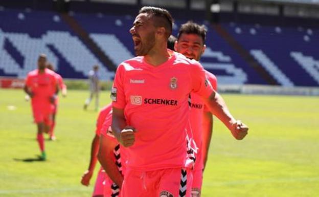 Regalón celebra un gol con la Cultural.