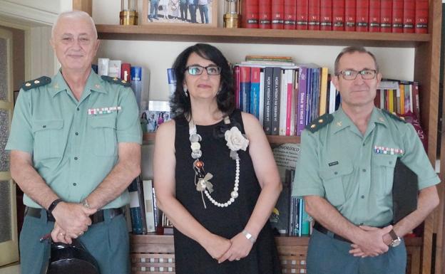 Teresa Mata con los dos nuevos tenientes coroneles de la Guardia Civil.