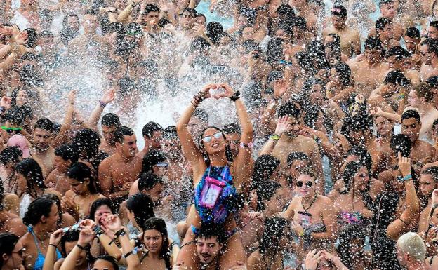 Varios 'sounders' en la piscina del festival.