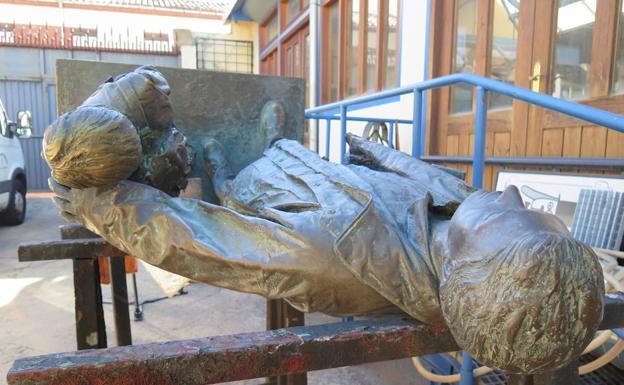 Estatua del padre y el hijo en la Escuela de Oficios. 