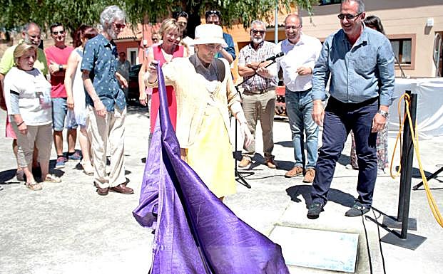 Mario Pardo y Blanca Martínez inaugurán el paseo de las lunas 