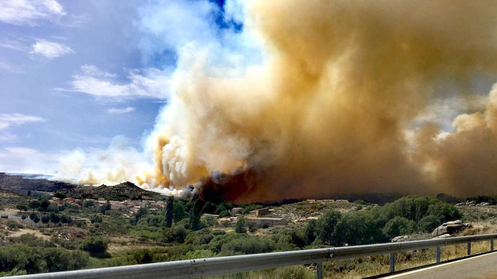 El fuego podría acercarse a los municipios de San Martín del Pimpollar y Hoyos de Miguel Muñoz y ya se ha pedido la colaboración de la UME