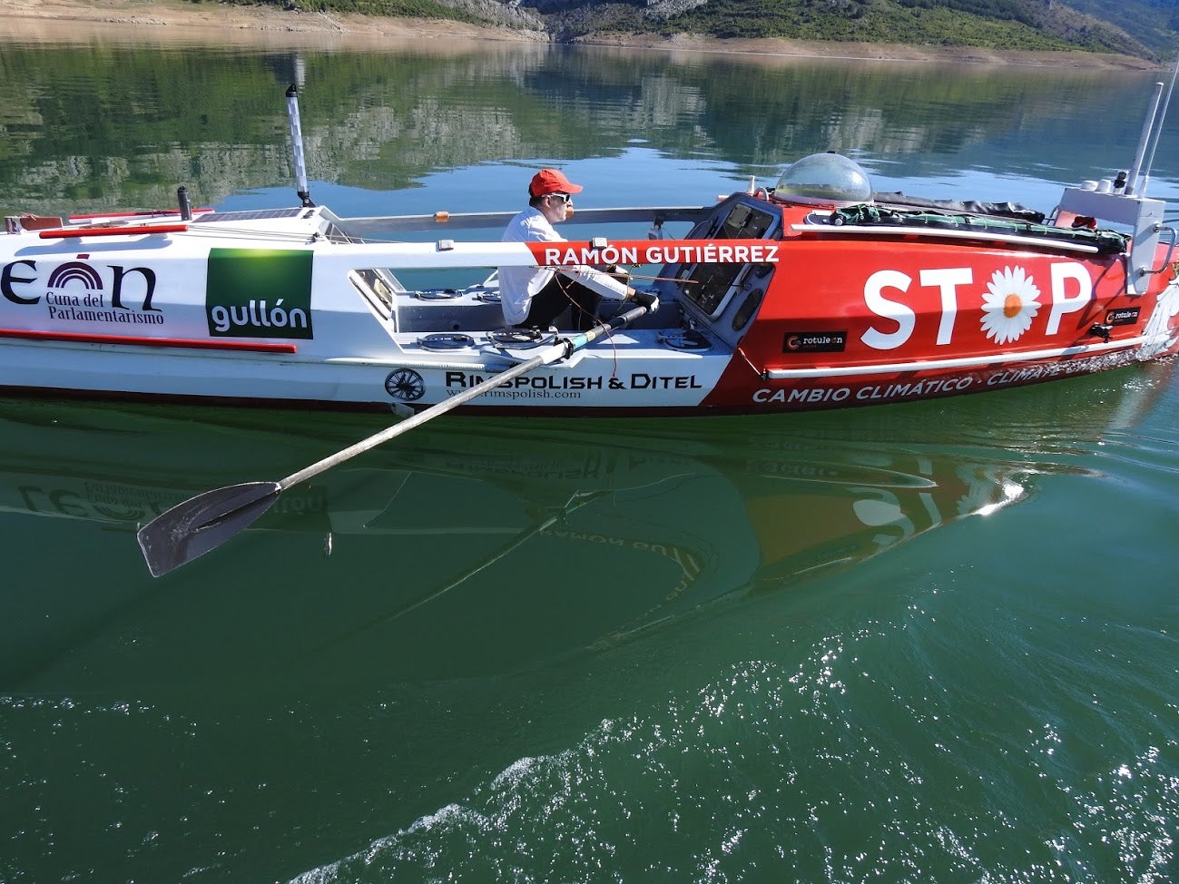 Ramón Gutiérrez surcará el Atlántico desde la isla de Hierro a la isla de Guadalupe | Tendrá que remar 4.700 kilómetros durante 60 días para conseguir unir los dos continente