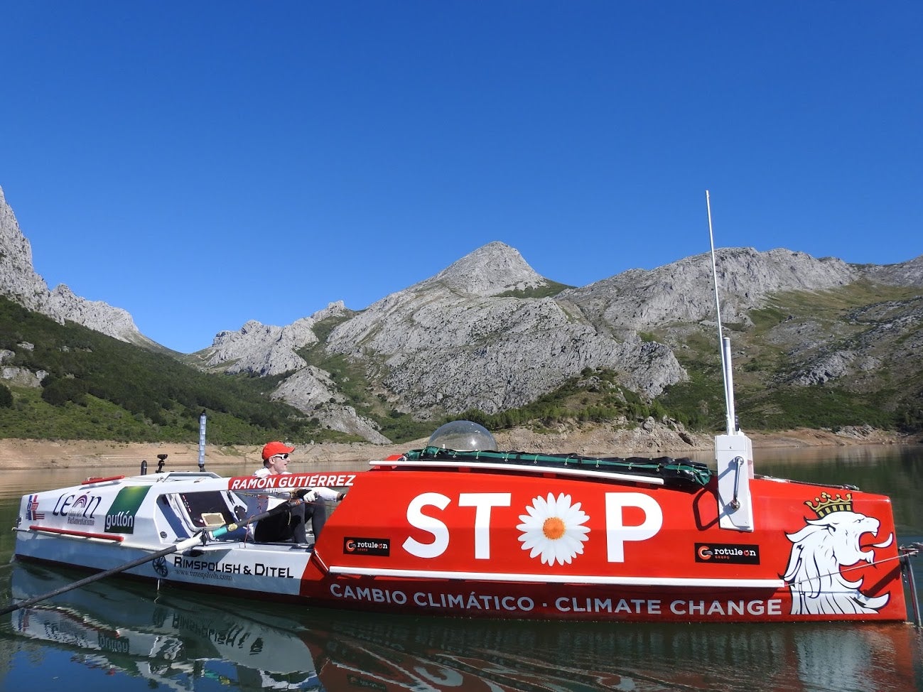 Ramón Gutiérrez surcará el Atlántico desde la isla de Hierro a la isla de Guadalupe | Tendrá que remar 4.700 kilómetros durante 60 días para conseguir unir los dos continente