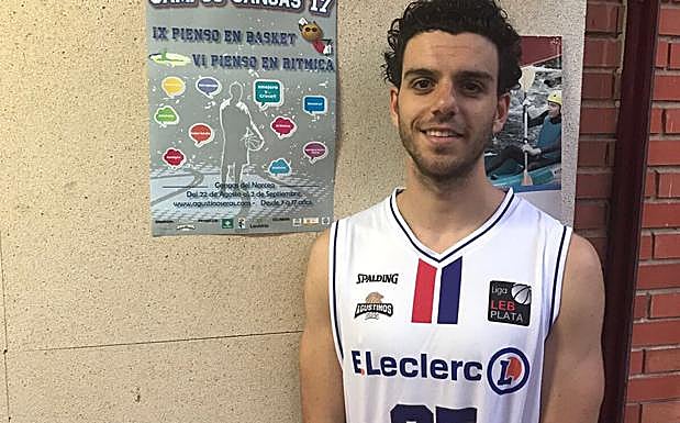 Bouzán posa con la camiseta de Agustinos.