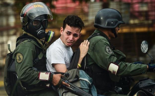 Un manifestante detenido. 