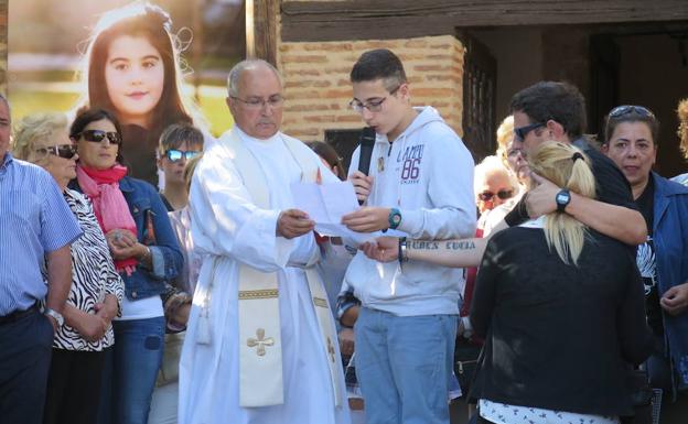 Imagen. El hermano de Lucía lee un texto a las puertas de la iglesia. 