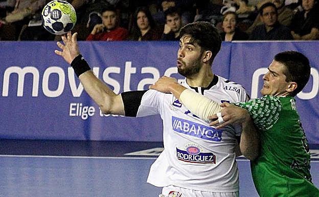 Leo Santos, en un partido con el Abanca Ademar.