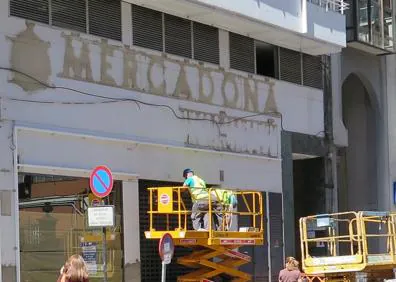 Imagen secundaria 1 - Imagen de las obras en la zona exterior del supermercado.